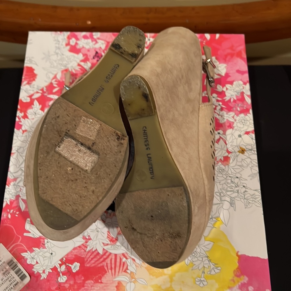 Like new Chinese Laundry meet up suede wedge size 7 - Picture 7 of 9